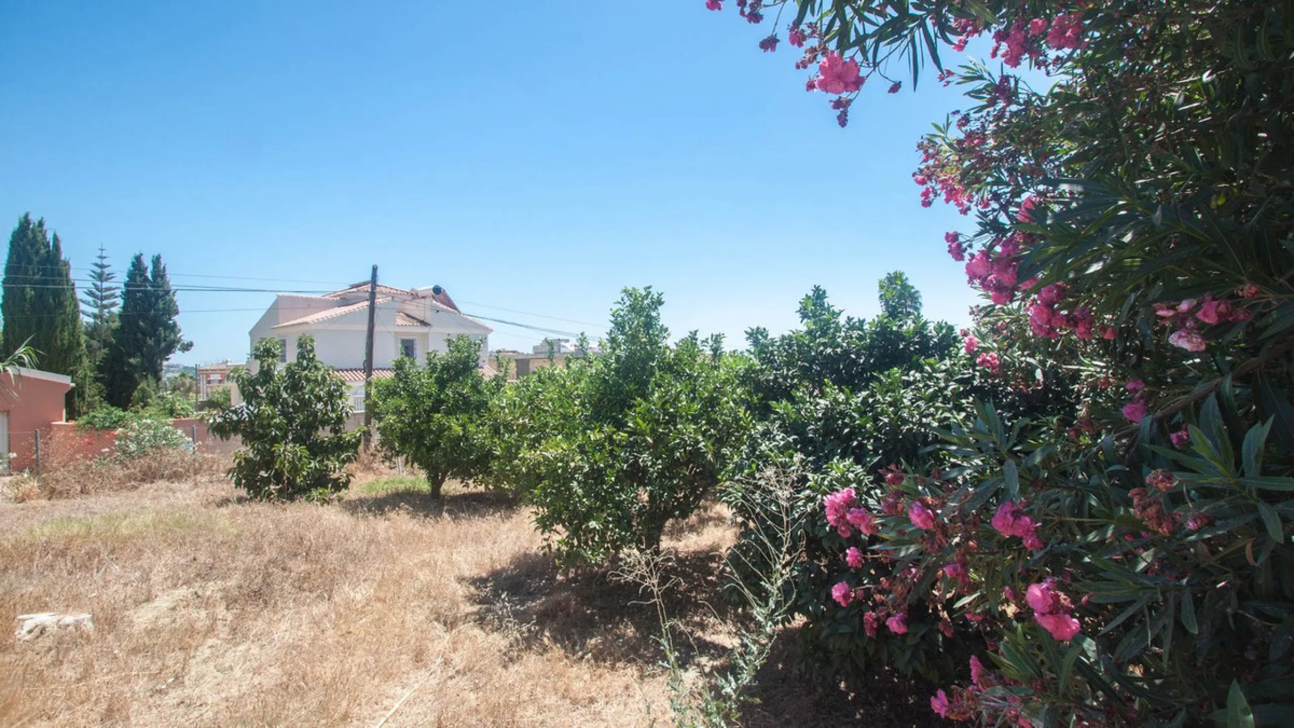 House - Detached Villa в продаже в Estepona, Málaga. В доме 4 спален и 4 ванных комнат. Площадь дома 340 м². Площадь участка 4566 м²