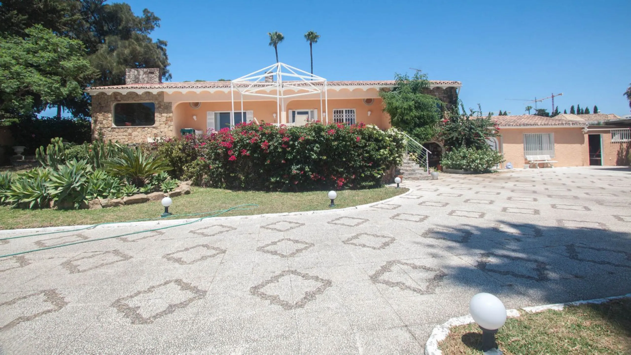 House - Detached Villa в продаже в Estepona, Málaga. В доме 4 спален и 4 ванных комнат. Площадь дома 340 м². Площадь участка 4566 м²