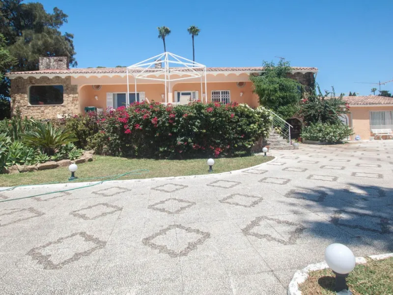 House - Detached Villa в продаже в Estepona, Málaga. В доме 4 спален и 4 ванных комнат. Площадь дома 340 м². Площадь участка 4566 м²