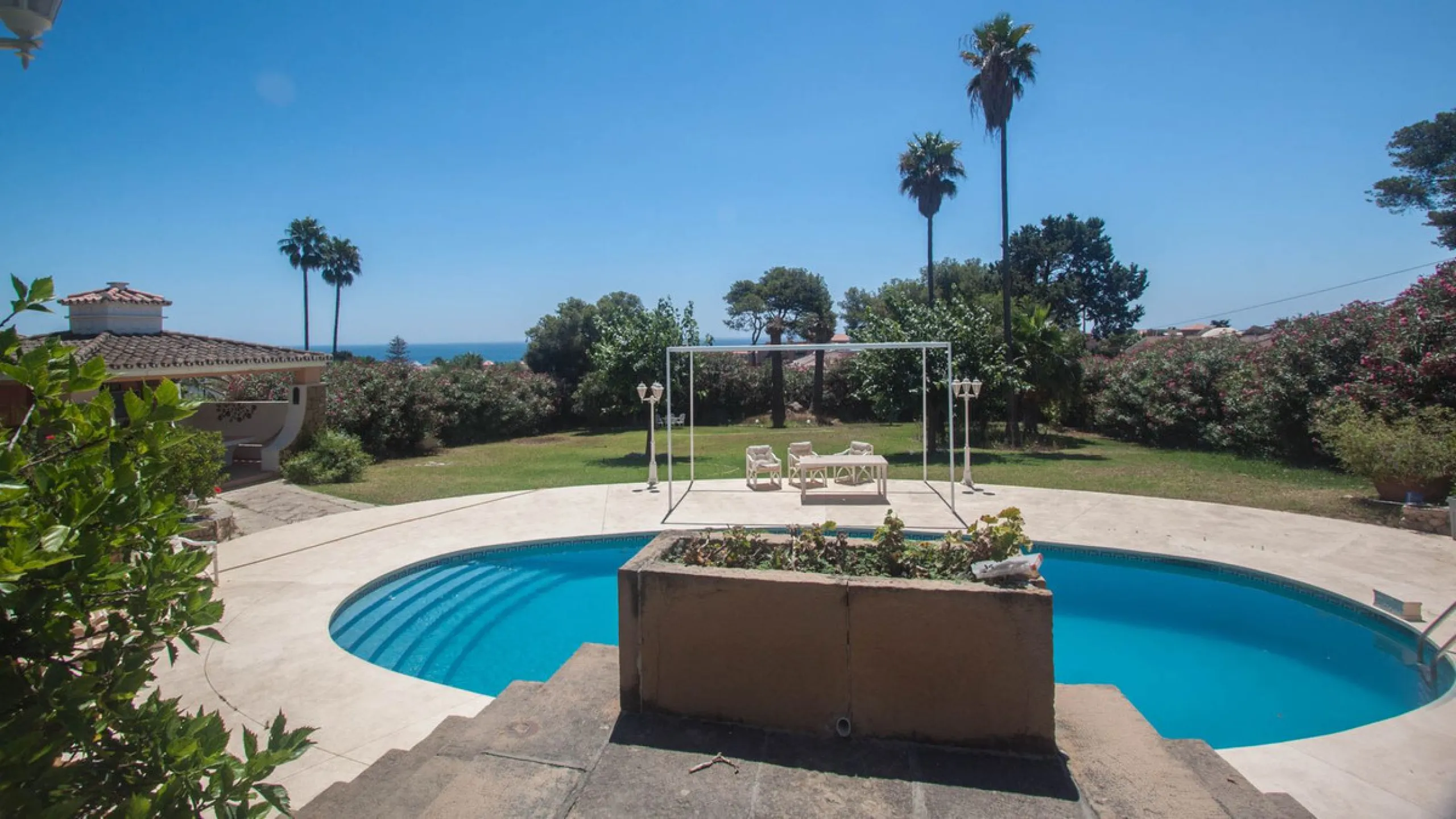 House - Detached Villa в продаже в Estepona, Málaga. В доме 4 спален и 4 ванных комнат. Площадь дома 340 м². Площадь участка 4566 м²
