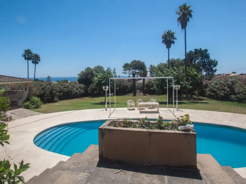 House - Detached Villa в продаже в Estepona, Málaga. В доме 4 спален и 4 ванных комнат. Площадь дома 340 м². Площадь участка 4566 м²