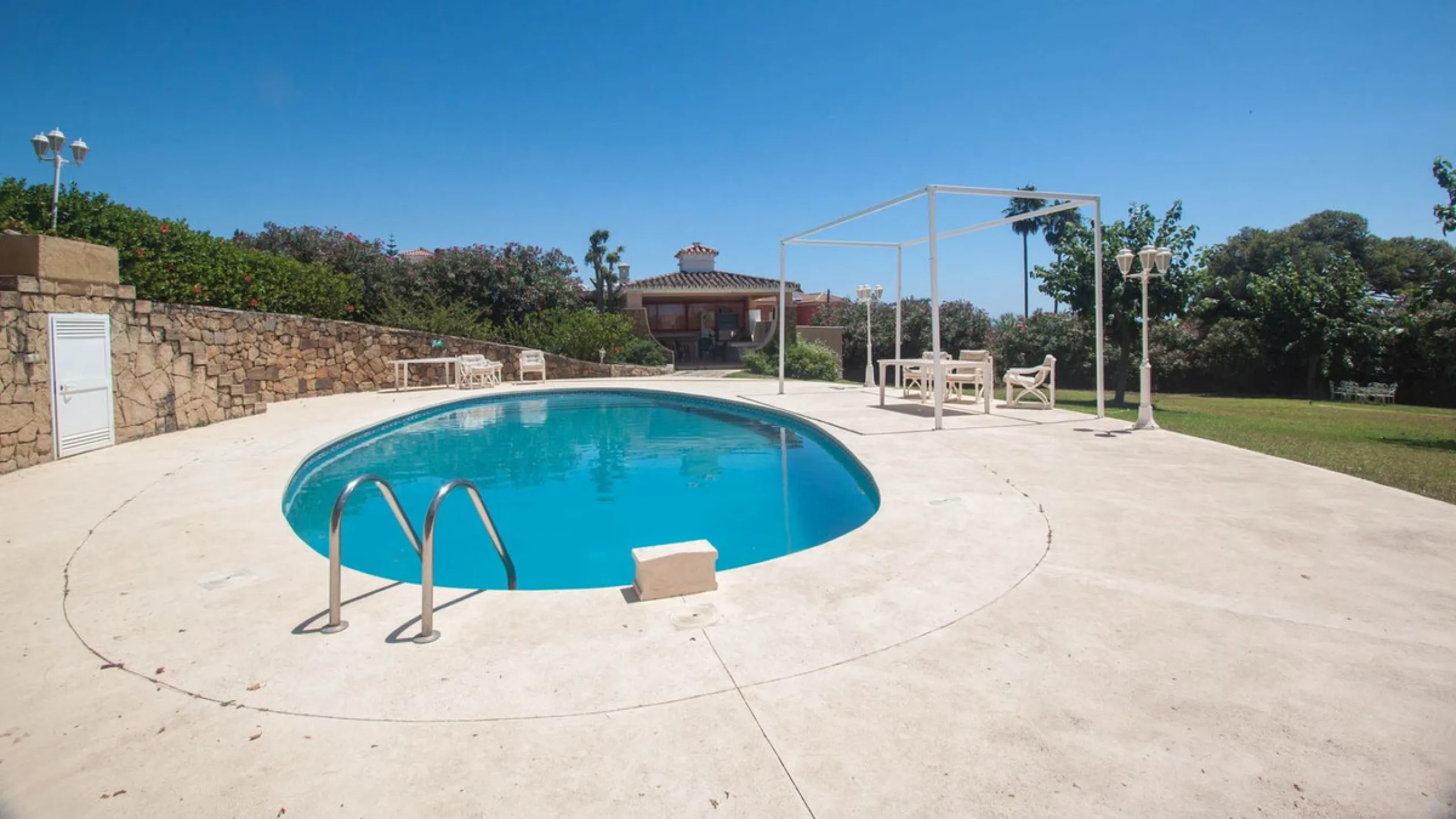 House - Detached Villa в продаже в Estepona, Málaga. В доме 4 спален и 4 ванных комнат. Площадь дома 340 м². Площадь участка 4566 м²