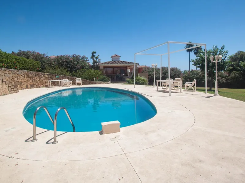 House - Detached Villa в продаже в Estepona, Málaga. В доме 4 спален и 4 ванных комнат. Площадь дома 340 м². Площадь участка 4566 м²