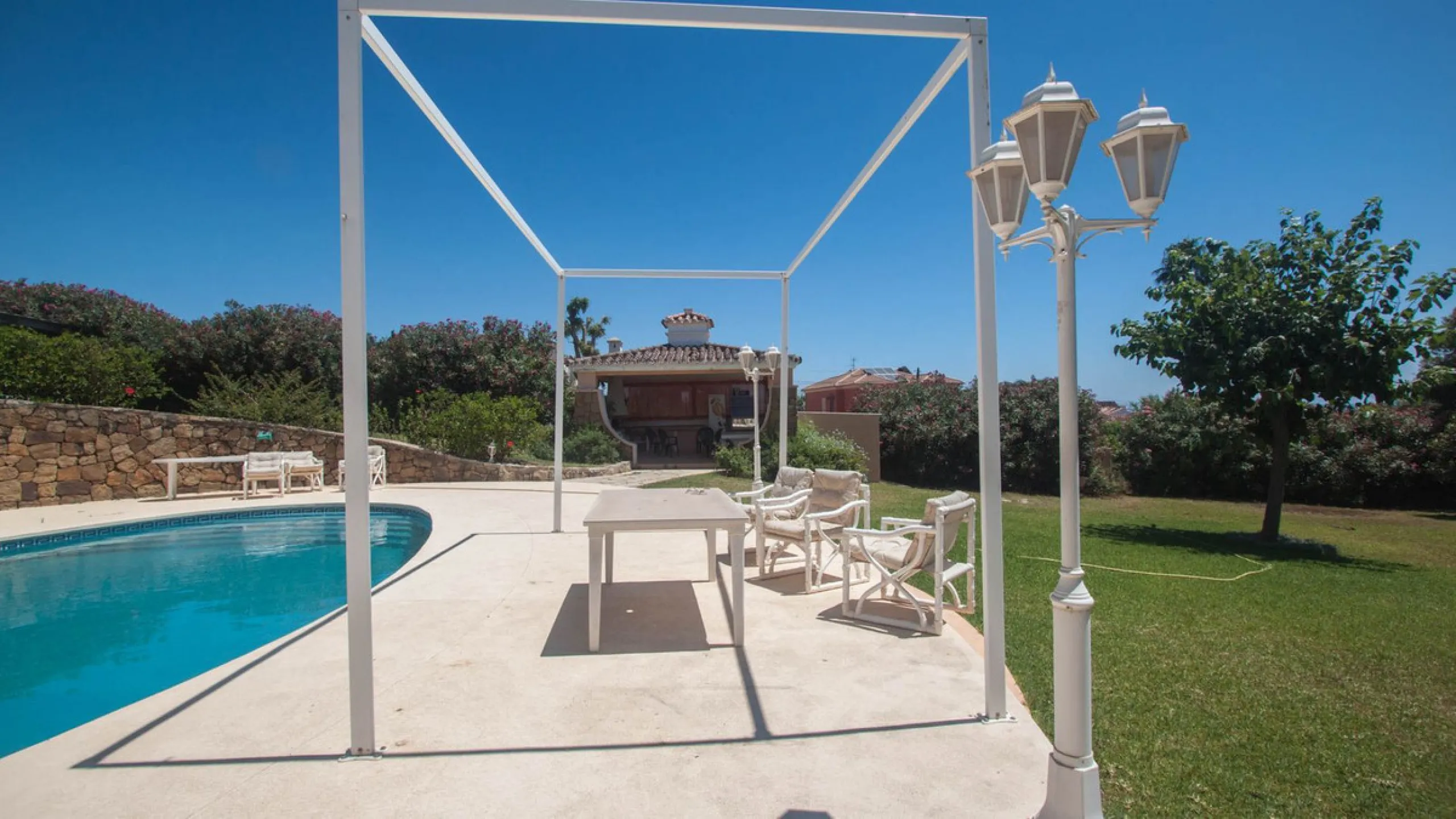 House - Detached Villa в продаже в Estepona, Málaga. В доме 4 спален и 4 ванных комнат. Площадь дома 340 м². Площадь участка 4566 м²