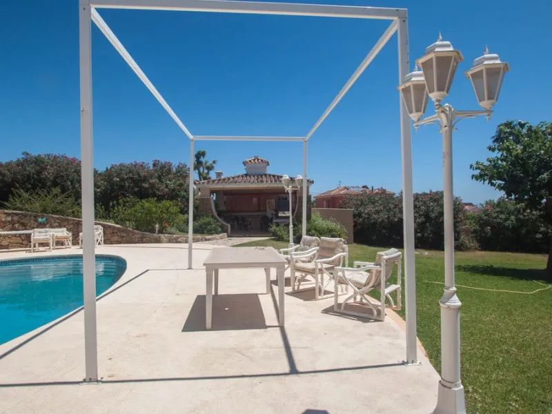 House - Detached Villa в продаже в Estepona, Málaga. В доме 4 спален и 4 ванных комнат. Площадь дома 340 м². Площадь участка 4566 м²