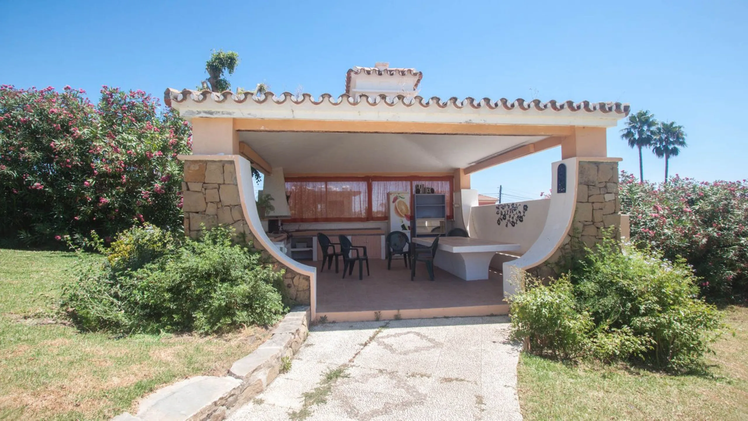 House - Detached Villa в продаже в Estepona, Málaga. В доме 4 спален и 4 ванных комнат. Площадь дома 340 м². Площадь участка 4566 м²