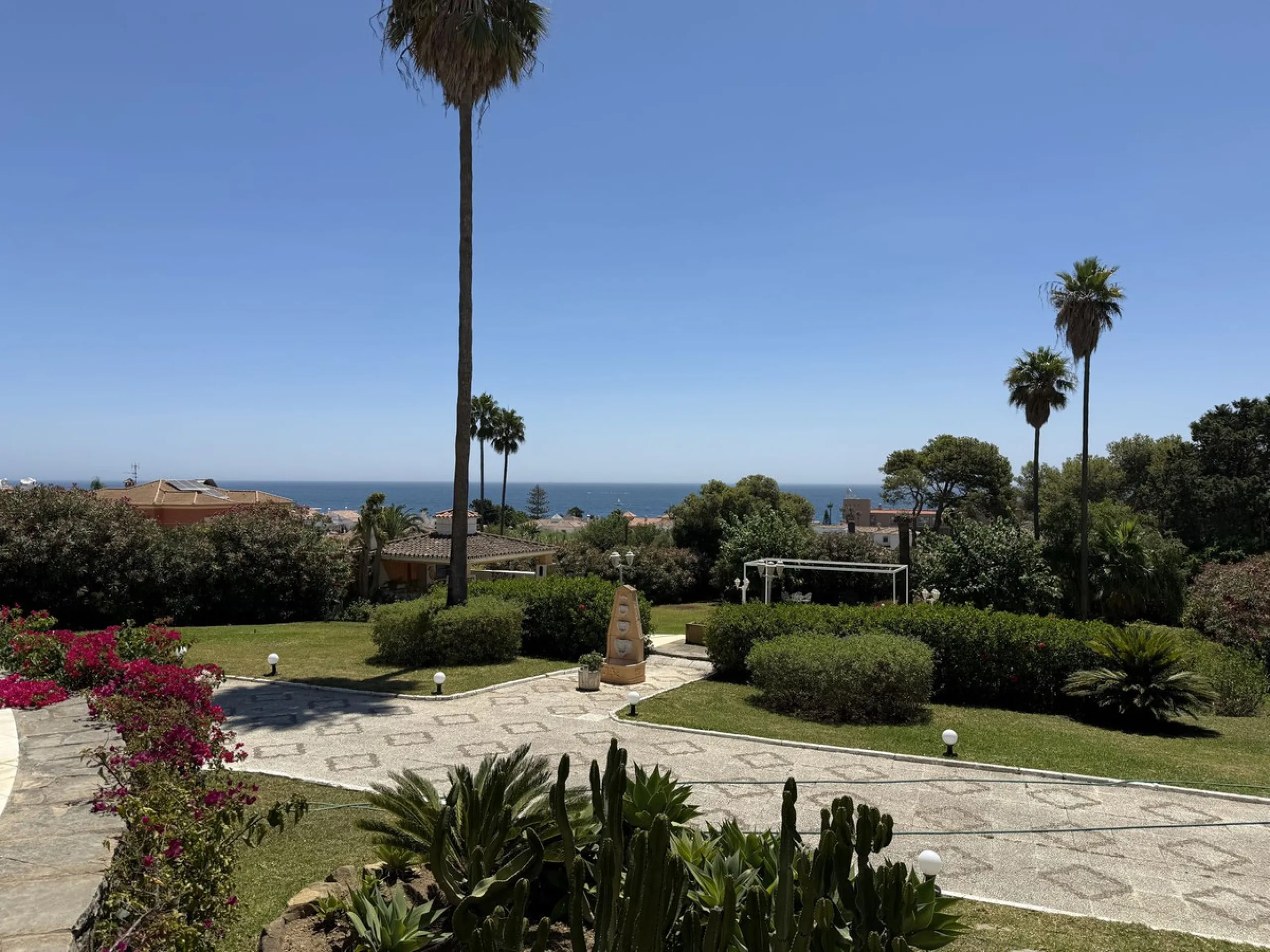 House - Detached Villa в продаже в Estepona, Málaga. В доме 4 спален и 4 ванных комнат. Площадь дома 340 м². Площадь участка 4566 м²