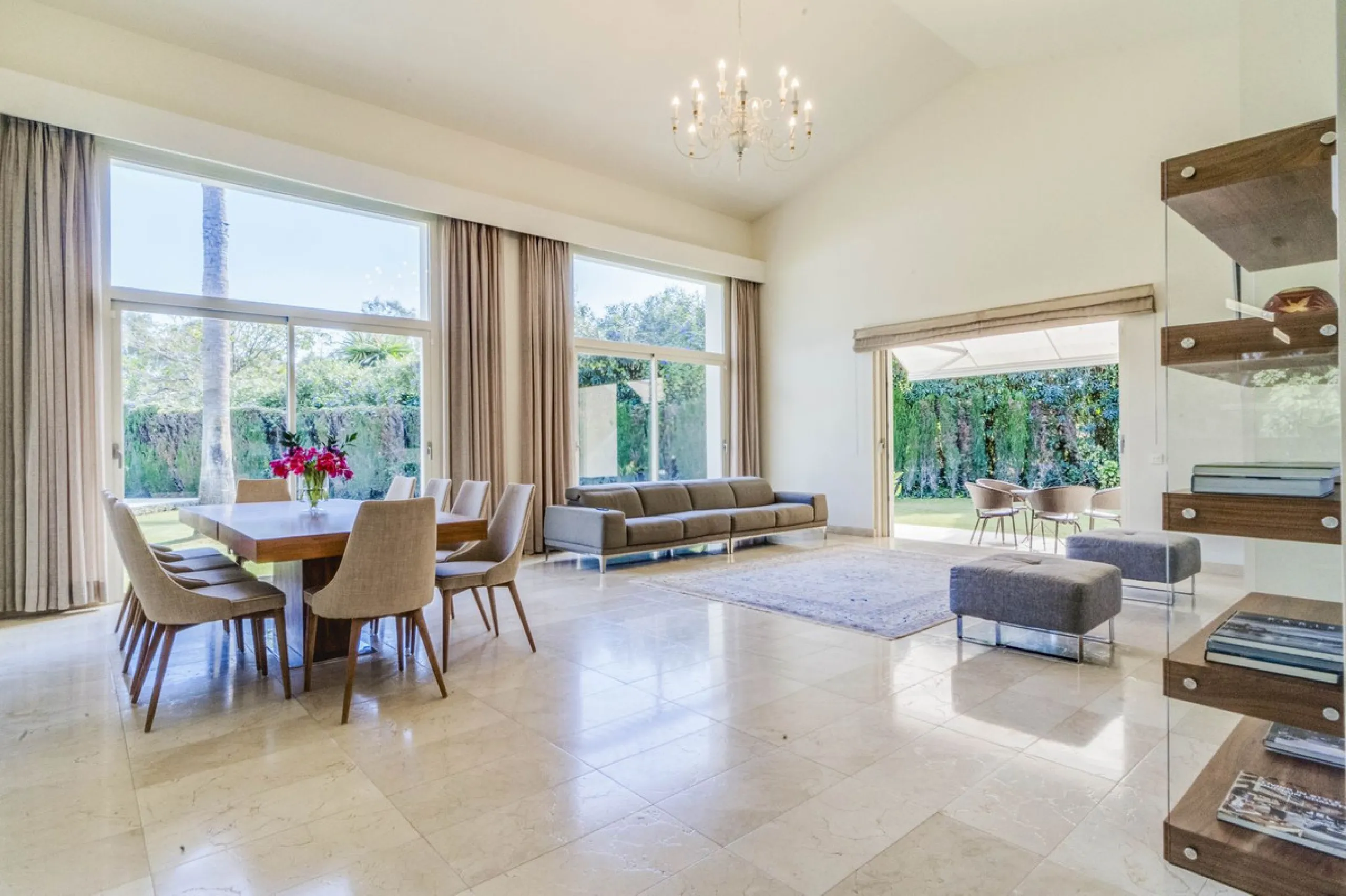 Beautiful beach-side villa on 1 level for sale in Casasola - Guadalmina Baja - Marbella