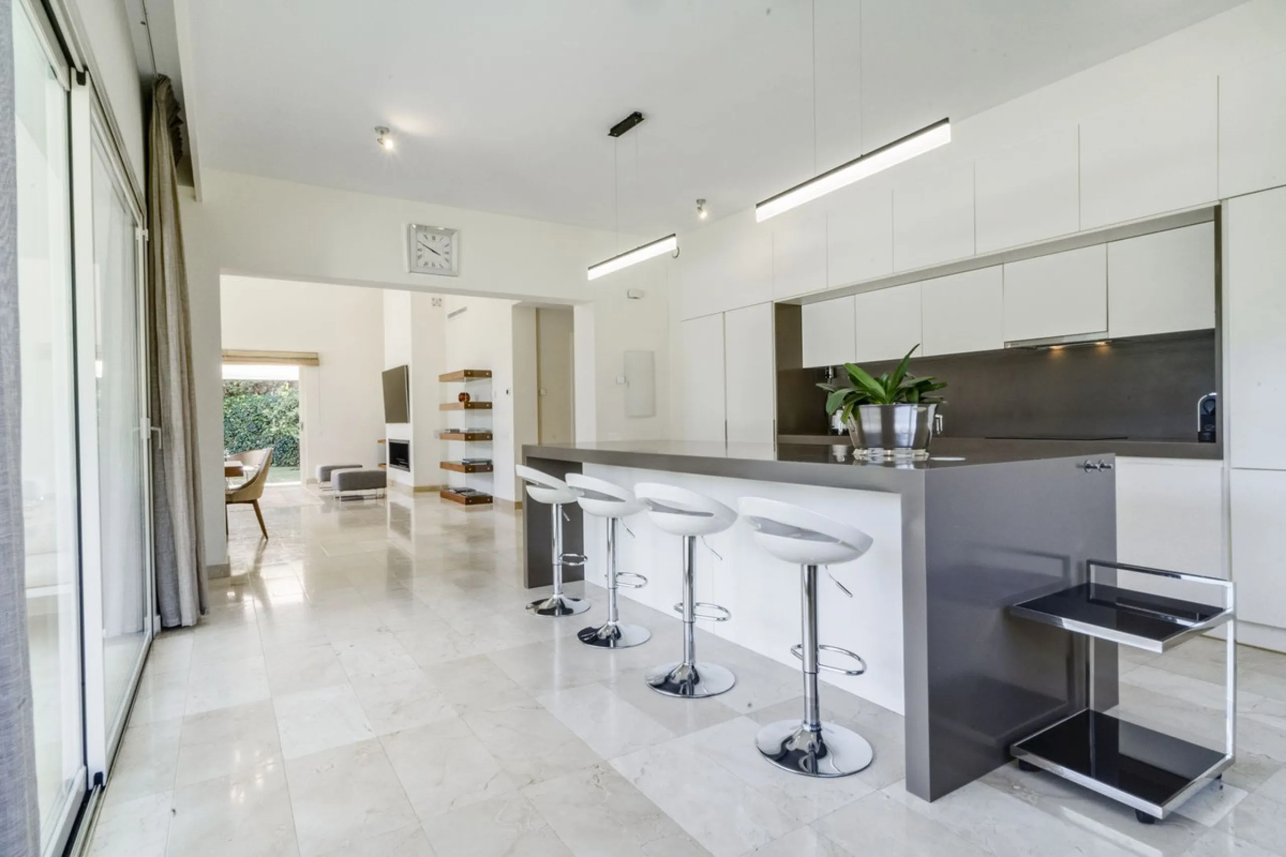 Beautiful beach-side villa on 1 level for sale in Casasola - Guadalmina Baja - Marbella
