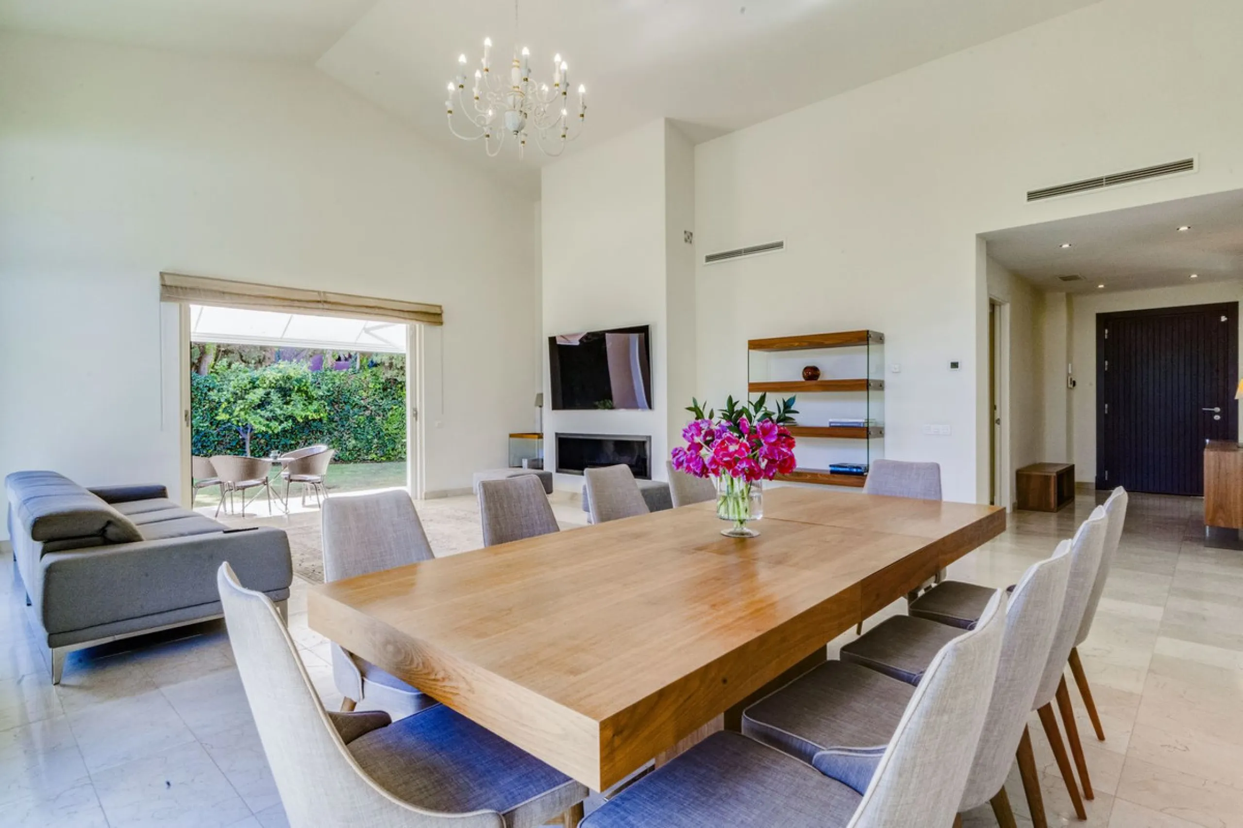Beautiful beach-side villa on 1 level for sale in Casasola - Guadalmina Baja - Marbella