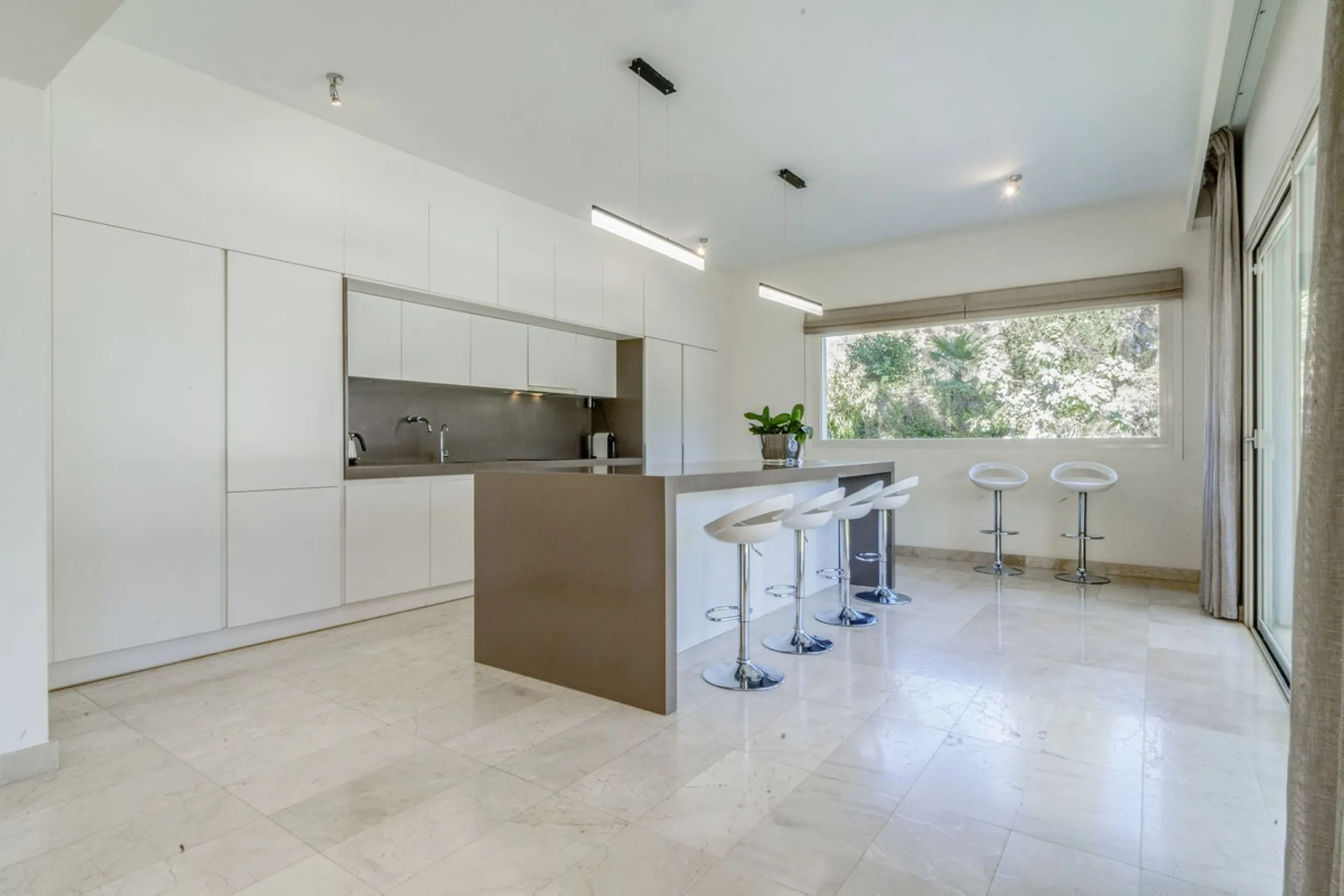 Beautiful beach-side villa on 1 level for sale in Casasola - Guadalmina Baja - Marbella