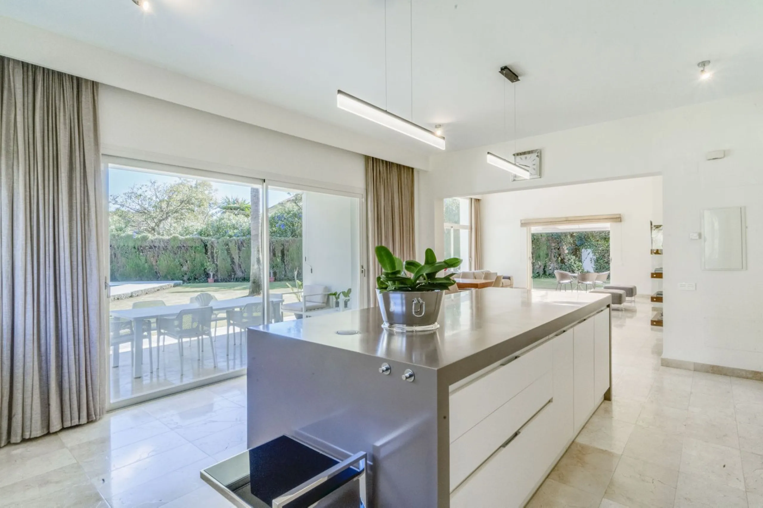 Beautiful beach-side villa on 1 level for sale in Casasola - Guadalmina Baja - Marbella