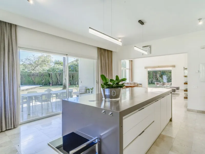 Beautiful beach-side villa on 1 level for sale in Casasola - Guadalmina Baja - Marbella