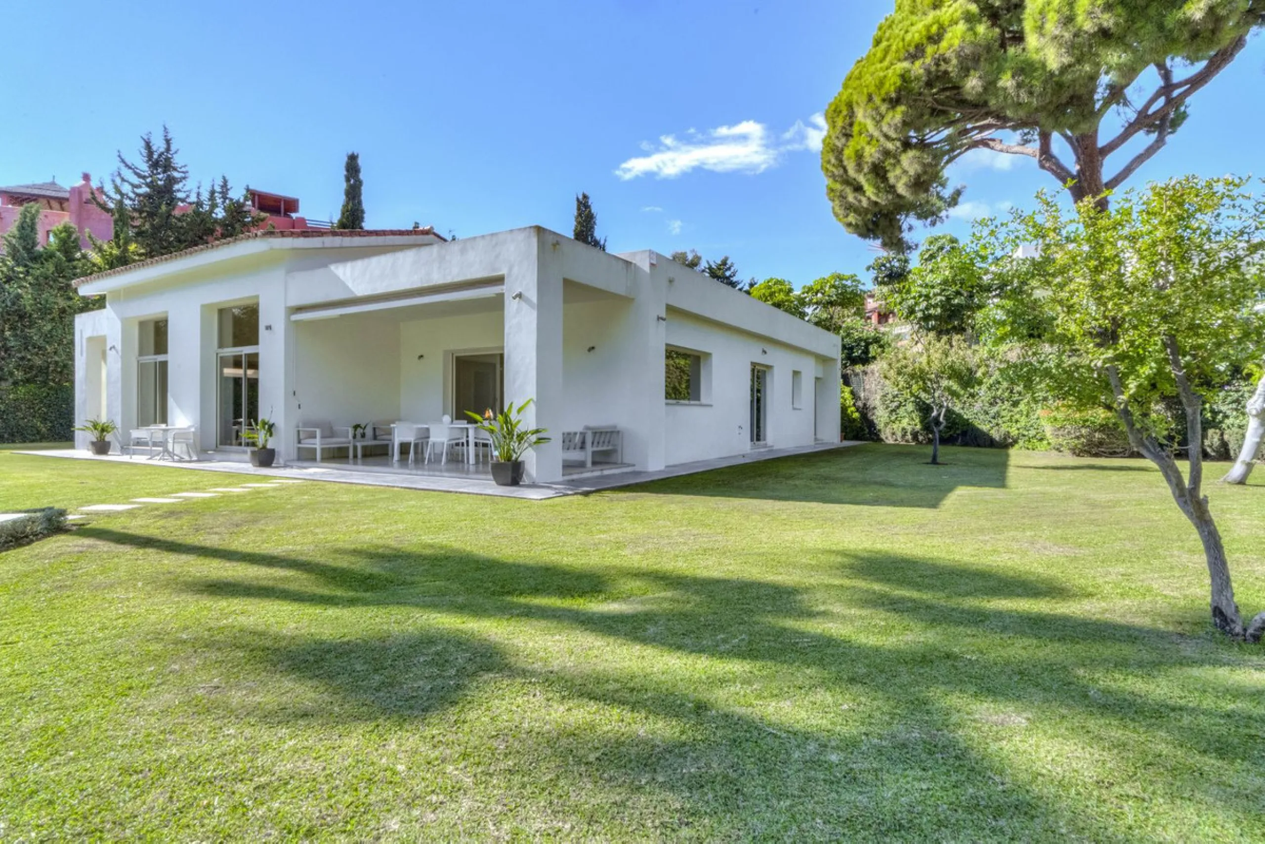Beautiful beach-side villa on 1 level for sale in Casasola - Guadalmina Baja - Marbella