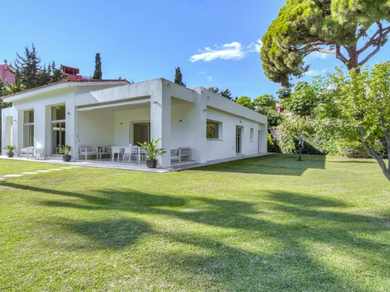 Beautiful beach-side villa on 1 level for sale in Casasola - Guadalmina Baja - Marbella