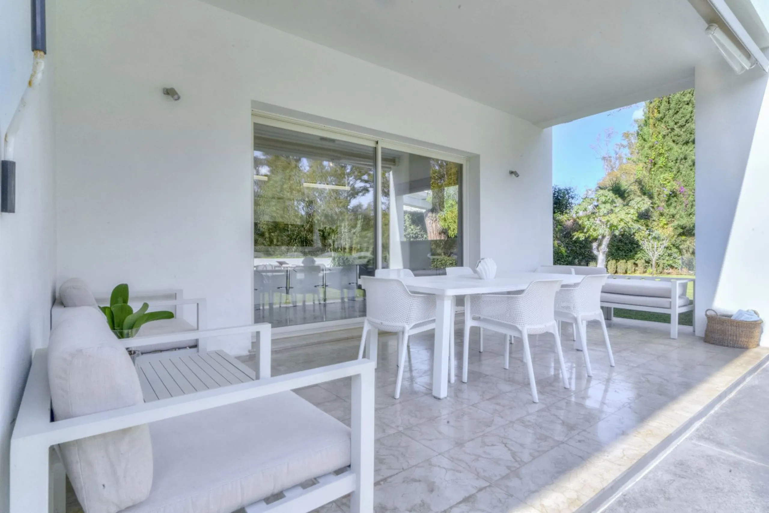 Beautiful beach-side villa on 1 level for sale in Casasola - Guadalmina Baja - Marbella