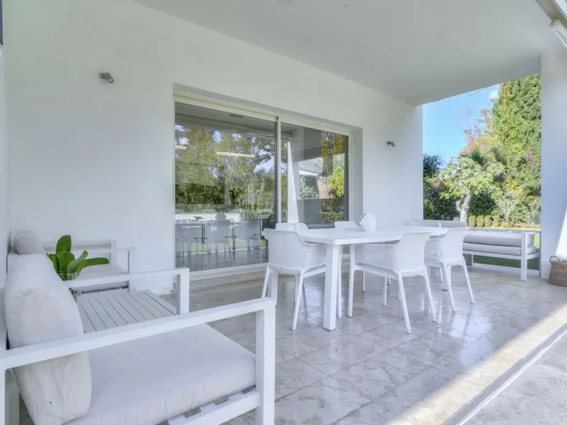 Beautiful beach-side villa on 1 level for sale in Casasola - Guadalmina Baja - Marbella