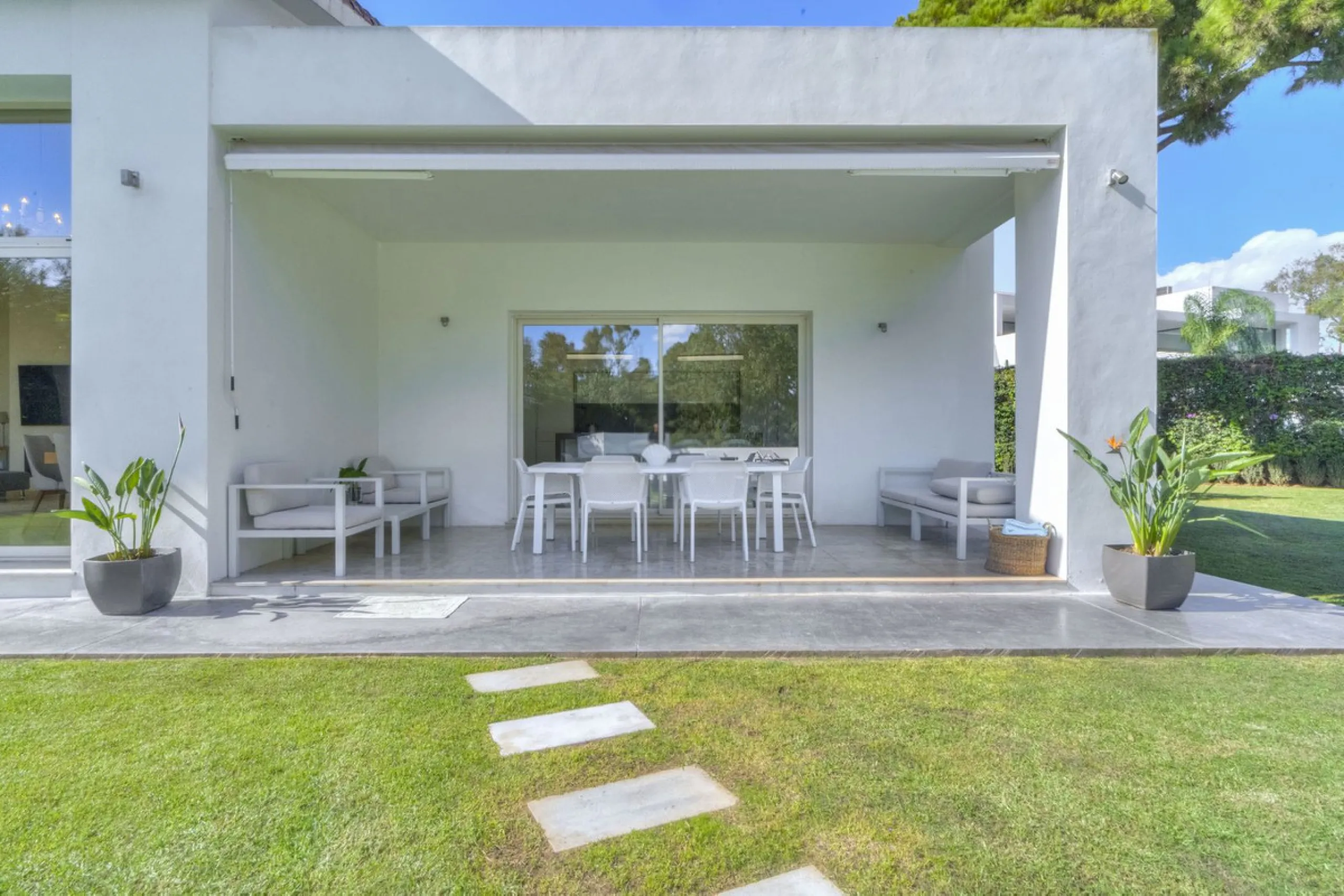 Beautiful beach-side villa on 1 level for sale in Casasola - Guadalmina Baja - Marbella