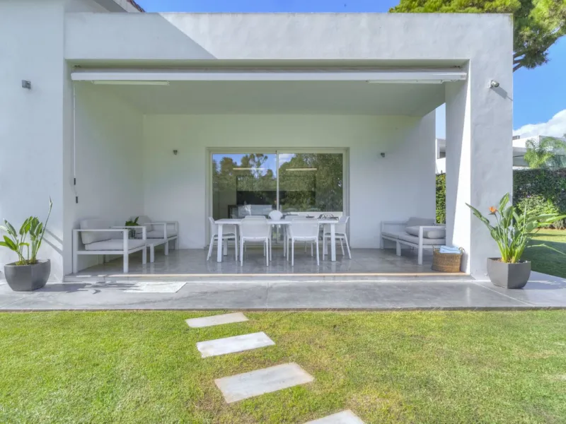 Beautiful beach-side villa on 1 level for sale in Casasola - Guadalmina Baja - Marbella