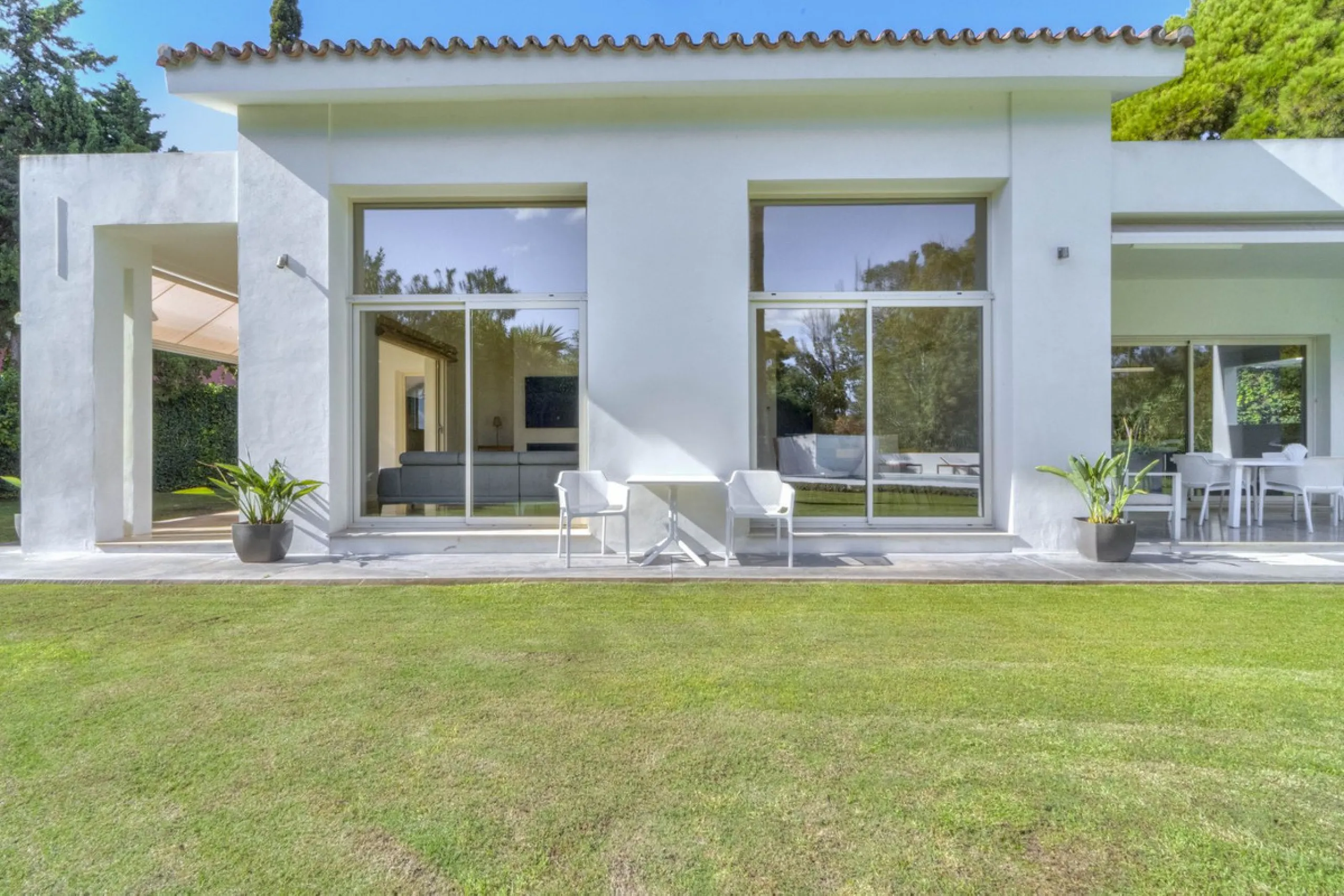 Beautiful beach-side villa on 1 level for sale in Casasola - Guadalmina Baja - Marbella