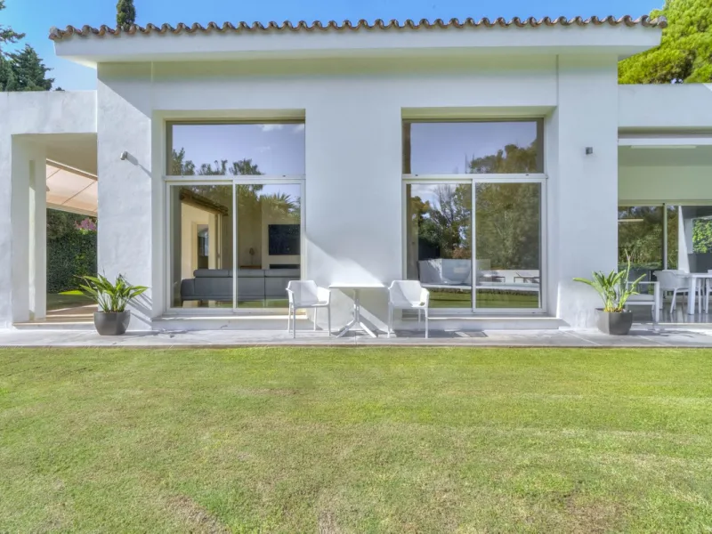 Beautiful beach-side villa on 1 level for sale in Casasola - Guadalmina Baja - Marbella