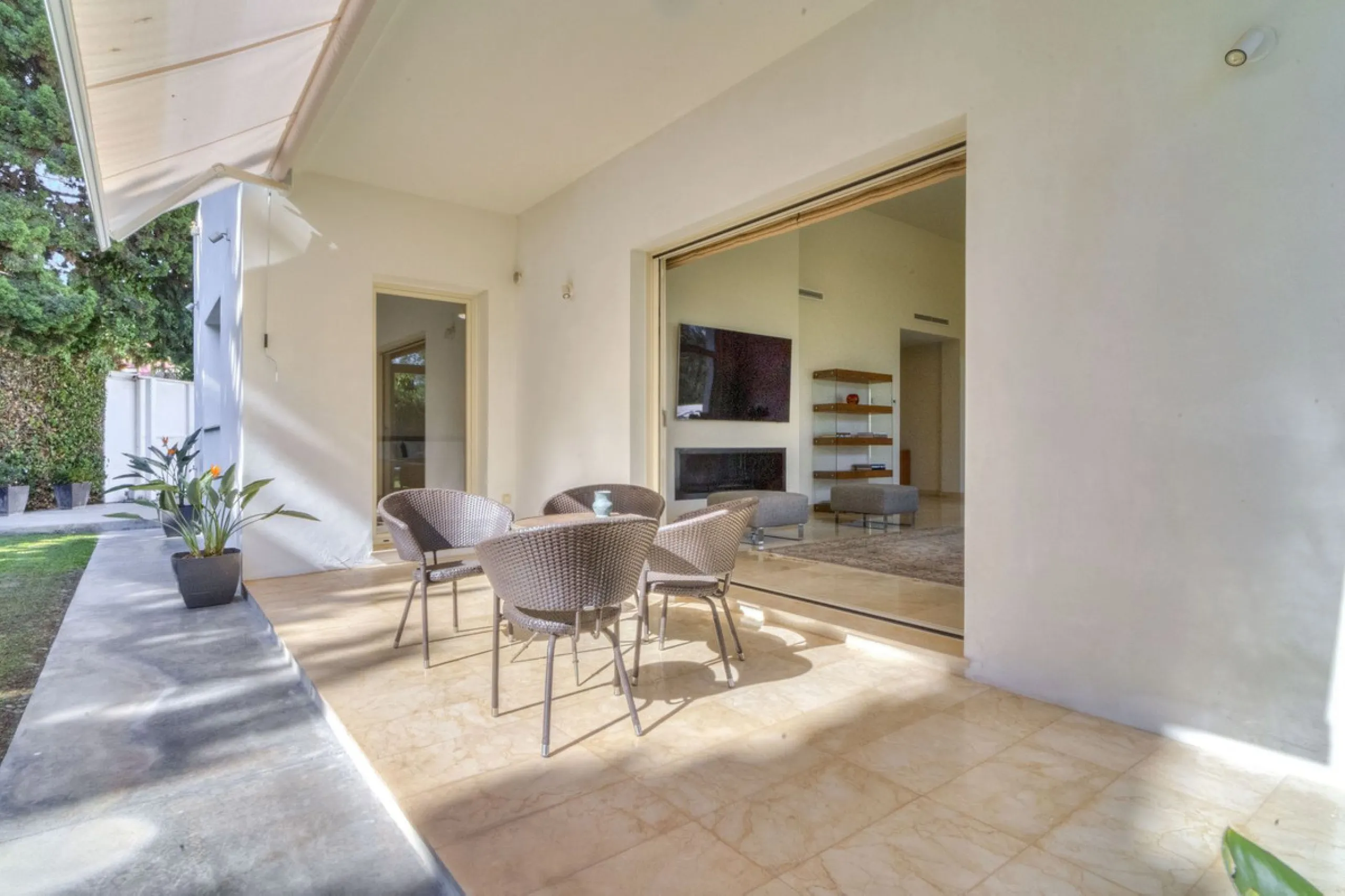 Beautiful beach-side villa on 1 level for sale in Casasola - Guadalmina Baja - Marbella