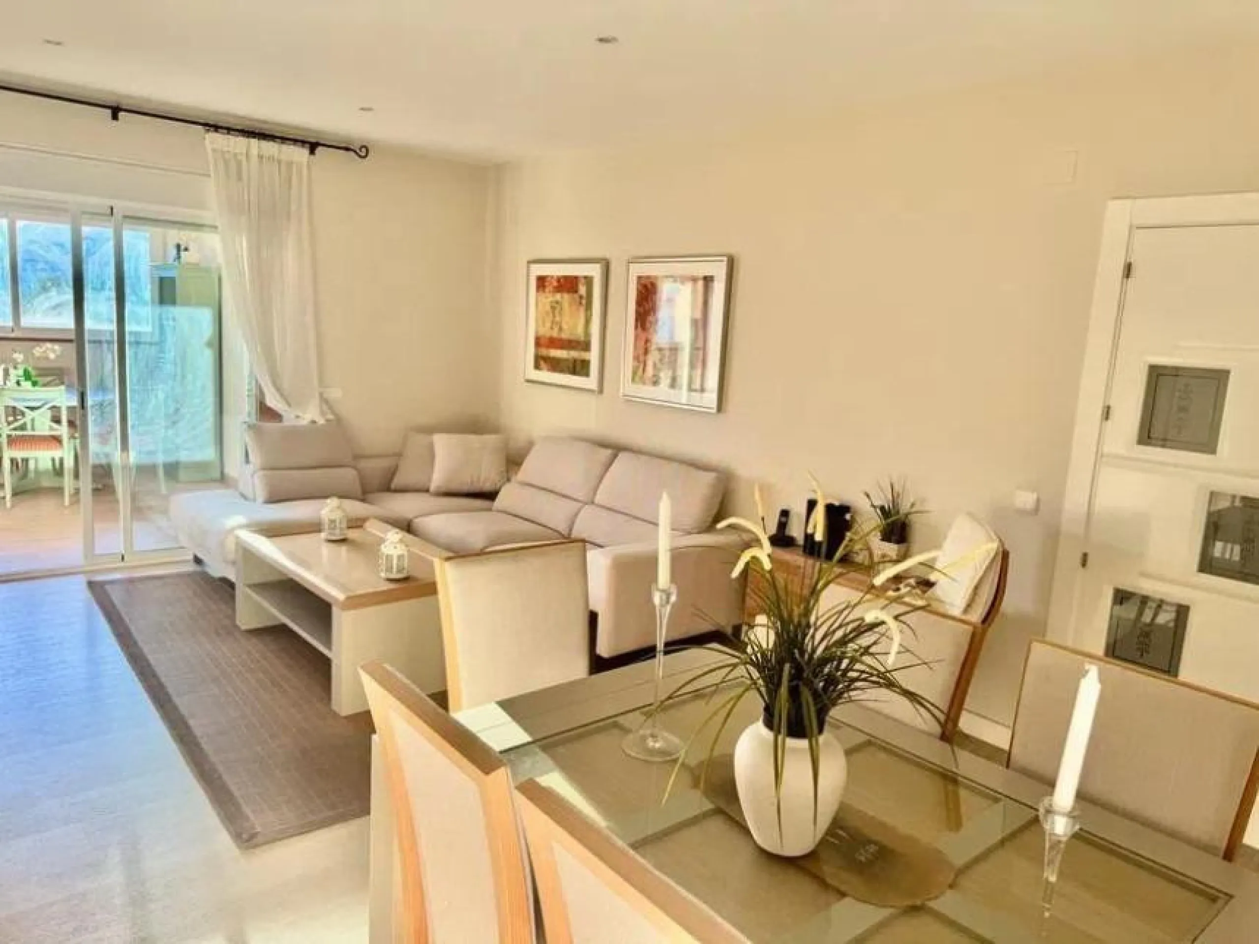 Direct sale from owner. We present this magnificent apartment located in one of the most sought-after areas of Arroyo de la Miel. Completely renovated and with an extension that maximizes space, it is a truly unique property.