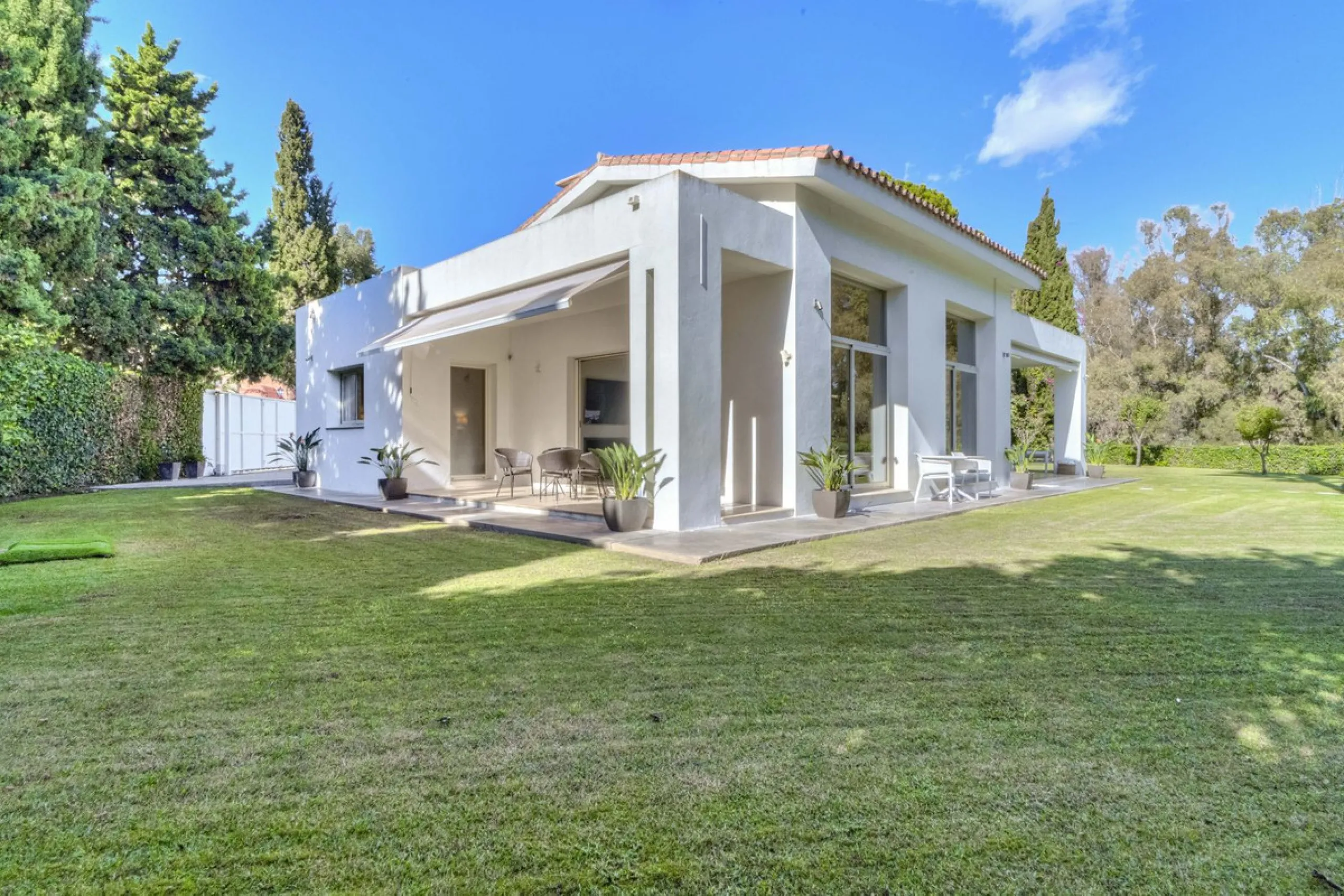 Beautiful beach-side villa on 1 level for sale in Casasola - Guadalmina Baja - Marbella