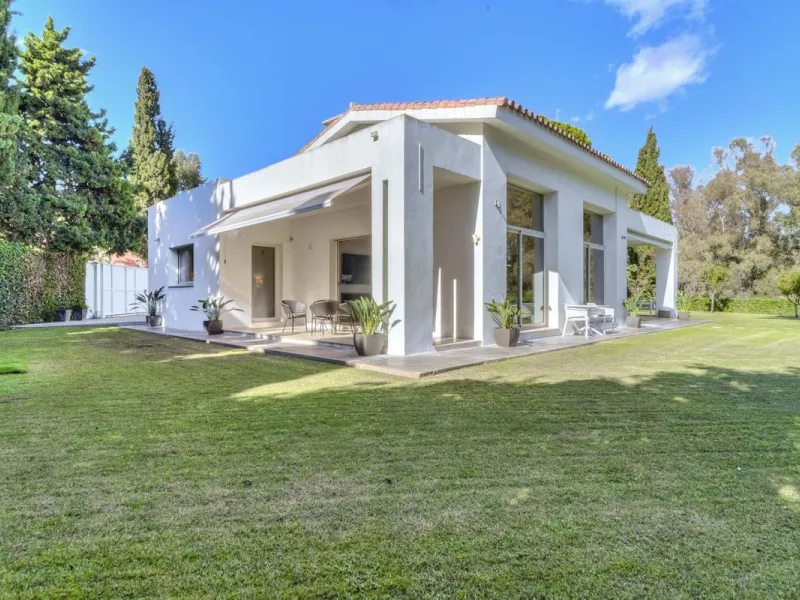 Beautiful beach-side villa on 1 level for sale in Casasola - Guadalmina Baja - Marbella