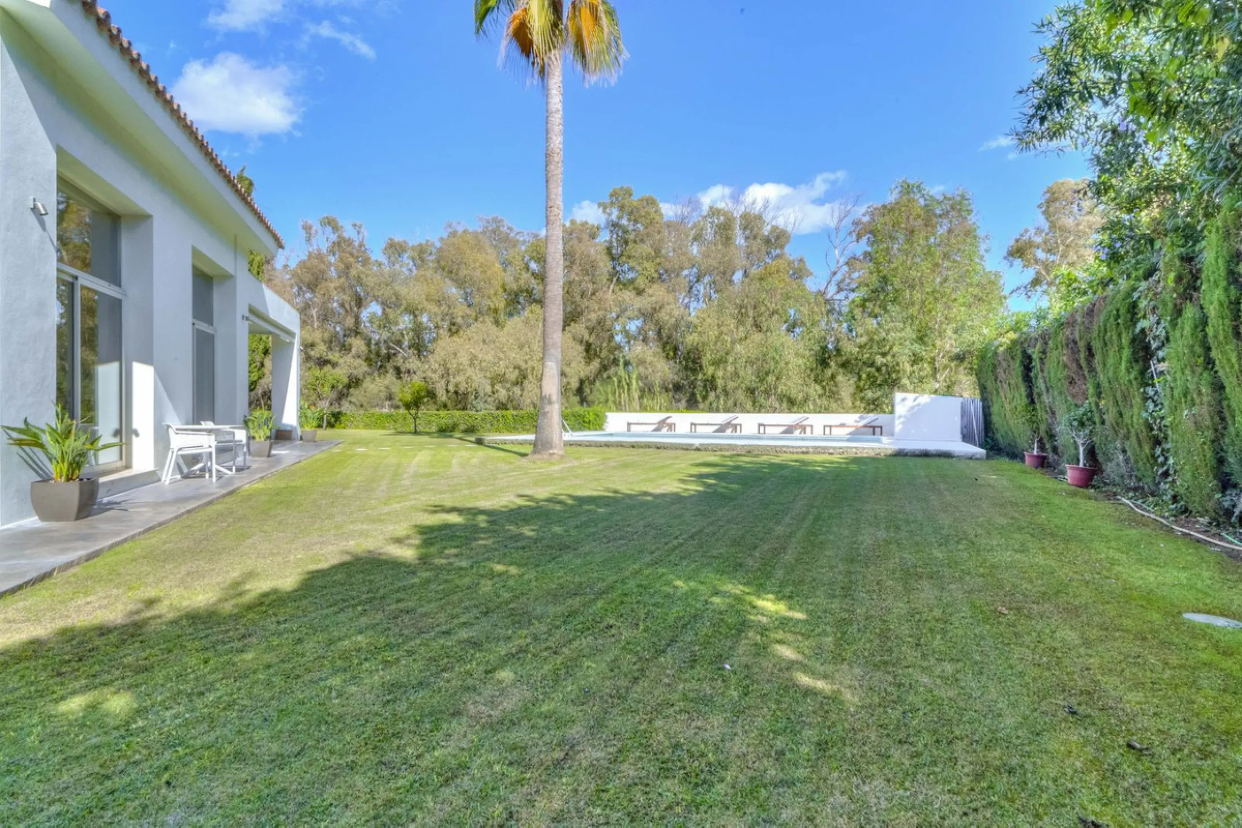 Beautiful beach-side villa on 1 level for sale in Casasola - Guadalmina Baja - Marbella