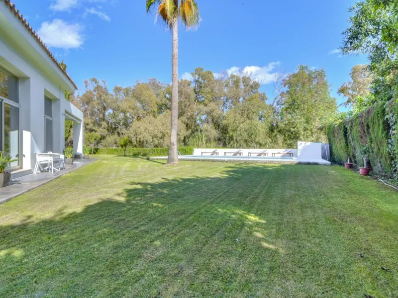 Beautiful beach-side villa on 1 level for sale in Casasola - Guadalmina Baja - Marbella