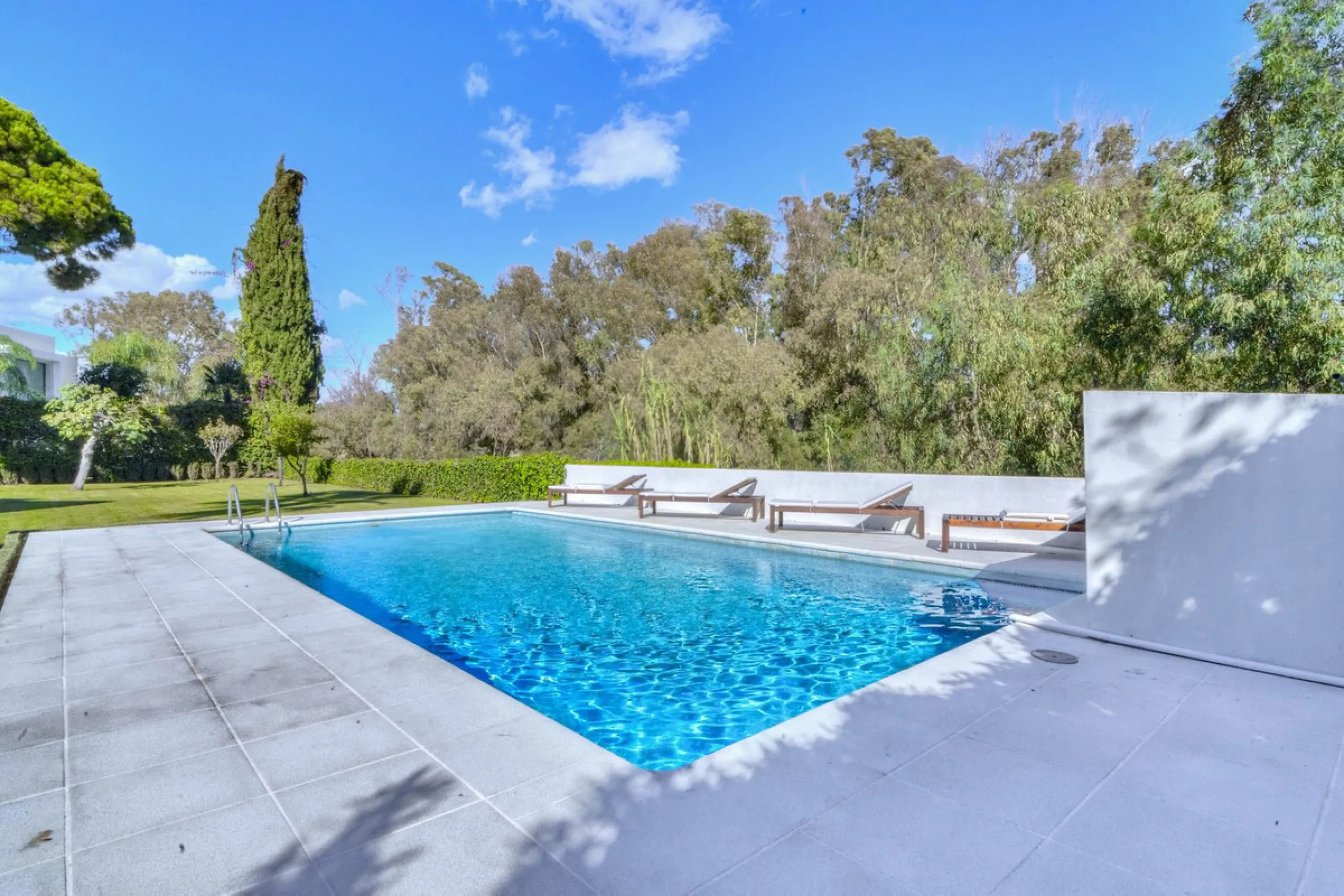 Beautiful beach-side villa on 1 level for sale in Casasola - Guadalmina Baja - Marbella