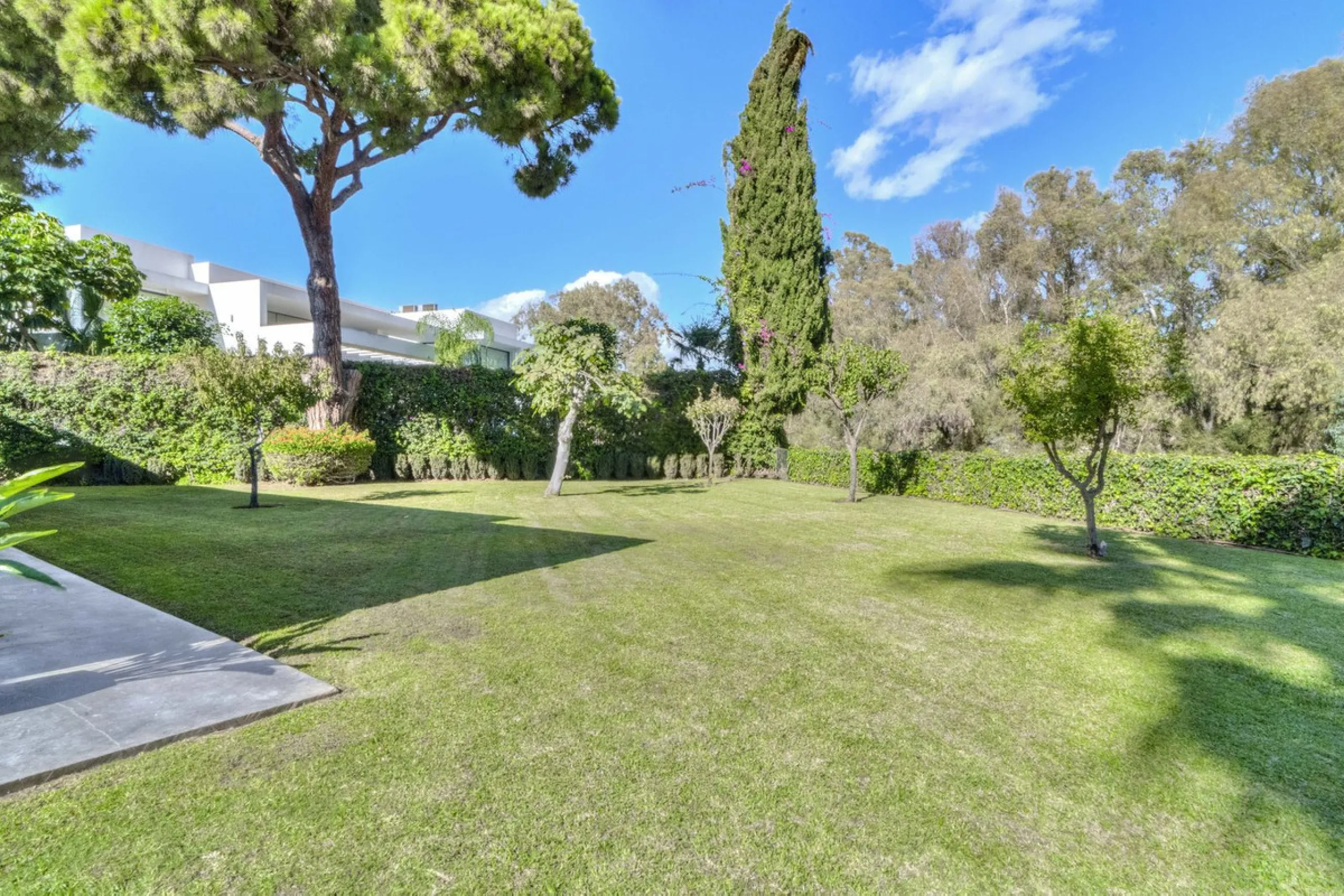 Beautiful beach-side villa on 1 level for sale in Casasola - Guadalmina Baja - Marbella