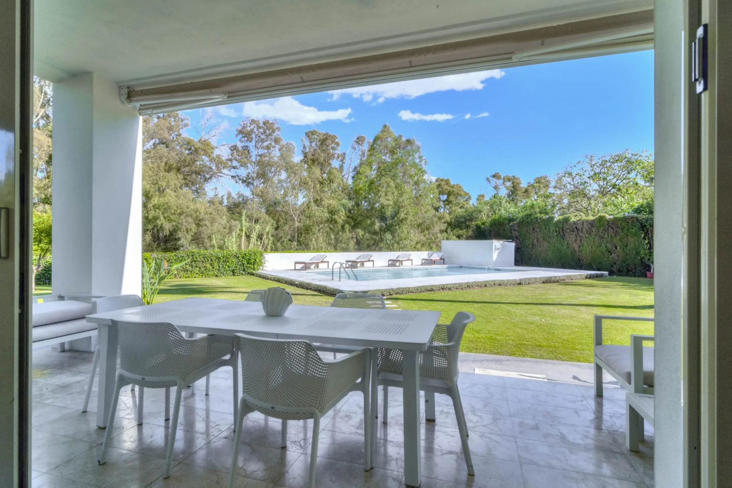 Beautiful beach-side villa on 1 level for sale in Casasola - Guadalmina Baja - Marbella