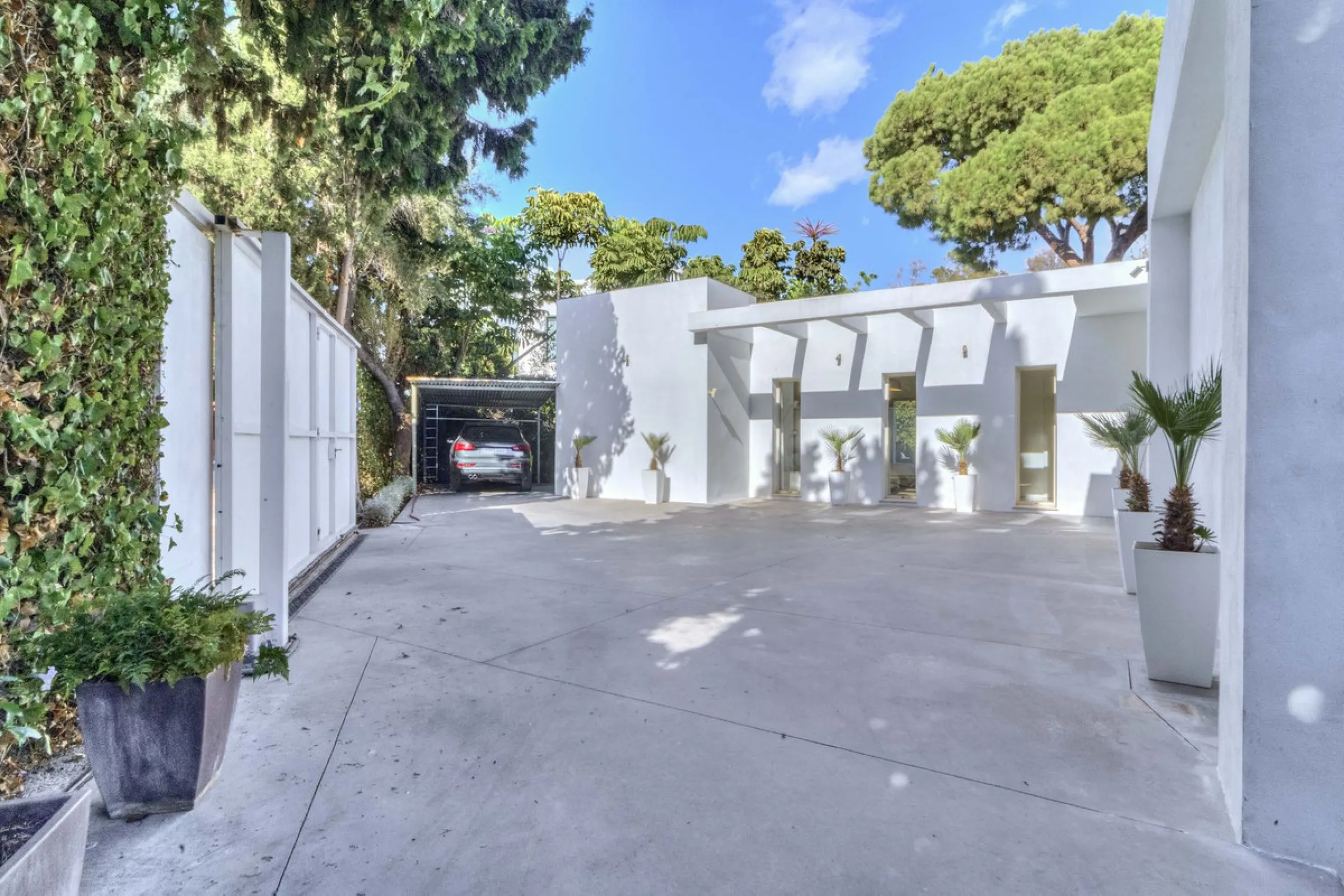 Beautiful beach-side villa on 1 level for sale in Casasola - Guadalmina Baja - Marbella