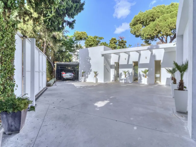 Beautiful beach-side villa on 1 level for sale in Casasola - Guadalmina Baja - Marbella