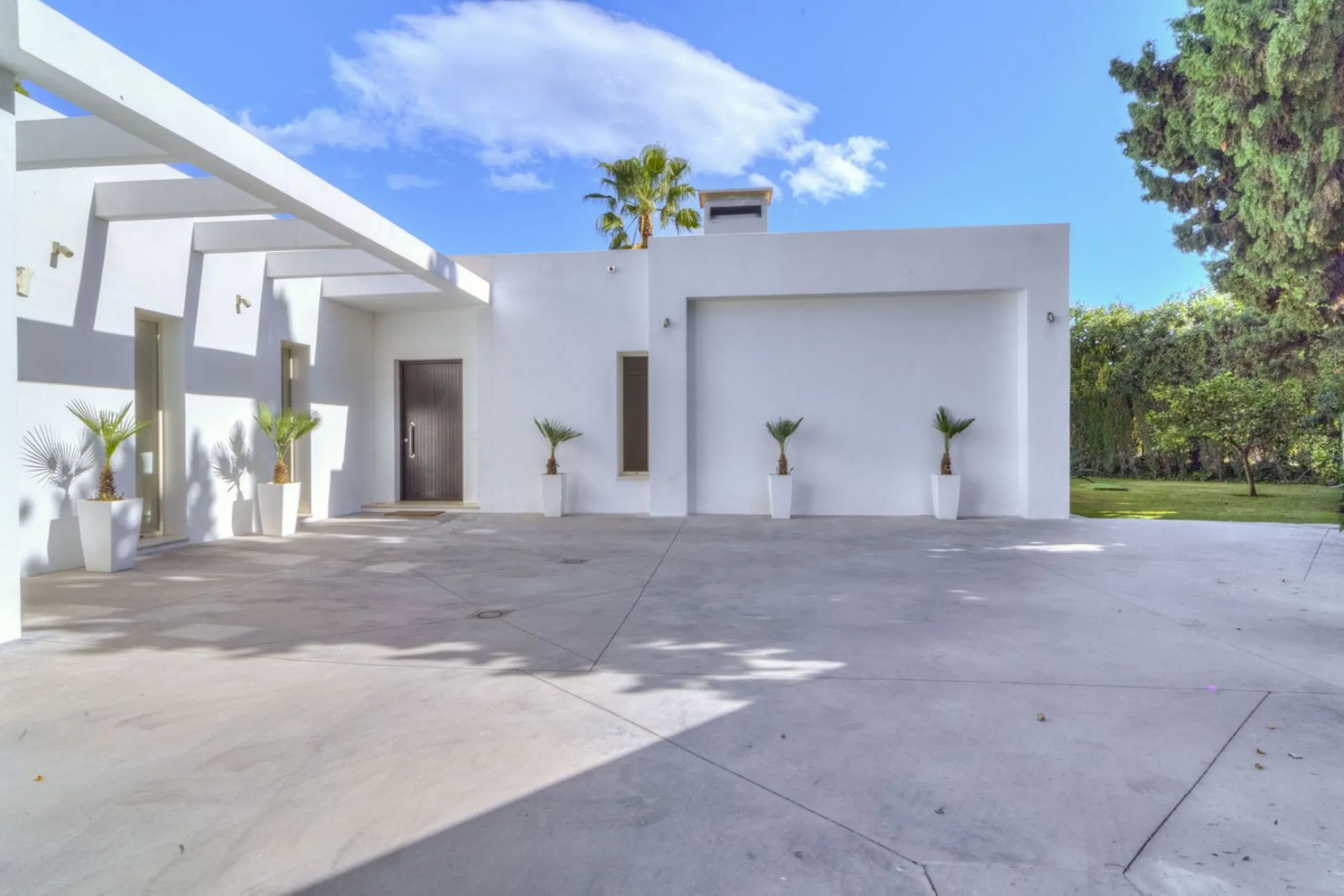Beautiful beach-side villa on 1 level for sale in Casasola - Guadalmina Baja - Marbella