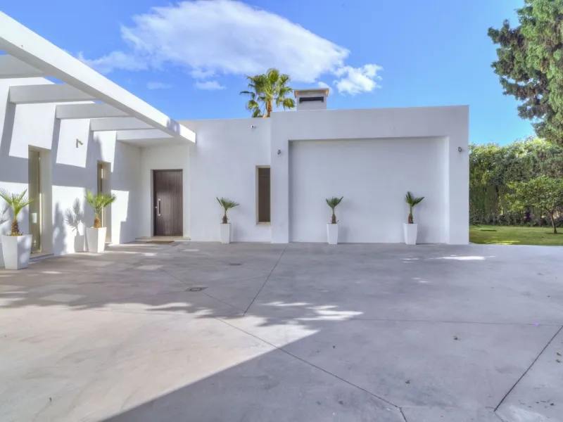 Beautiful beach-side villa on 1 level for sale in Casasola - Guadalmina Baja - Marbella