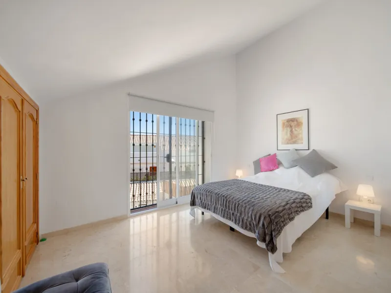 Nestled among the tranquil pine trees of Pinos de Aloha and just steps from Aloha Golf Club, this spacious duplex penthouse combines comfort, elegance, and lifestyle in a highly sought-after Marbella community.