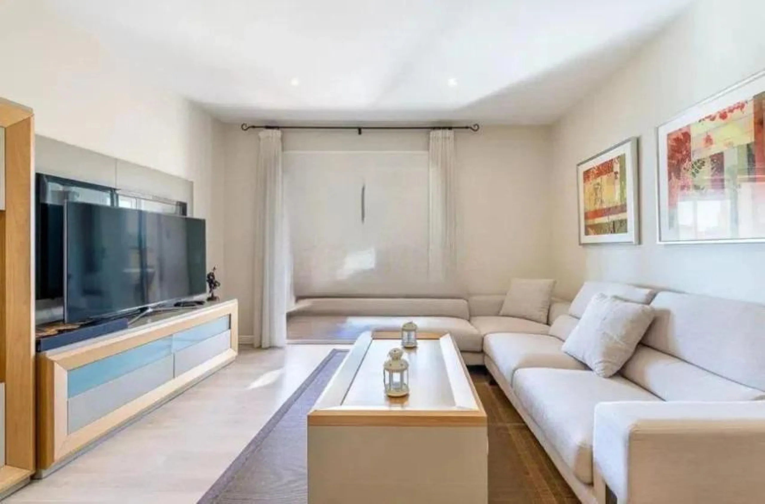 Direct sale from owner. We present this magnificent apartment located in one of the most sought-after areas of Arroyo de la Miel. Completely renovated and with an extension that maximizes space, it is a truly unique property.