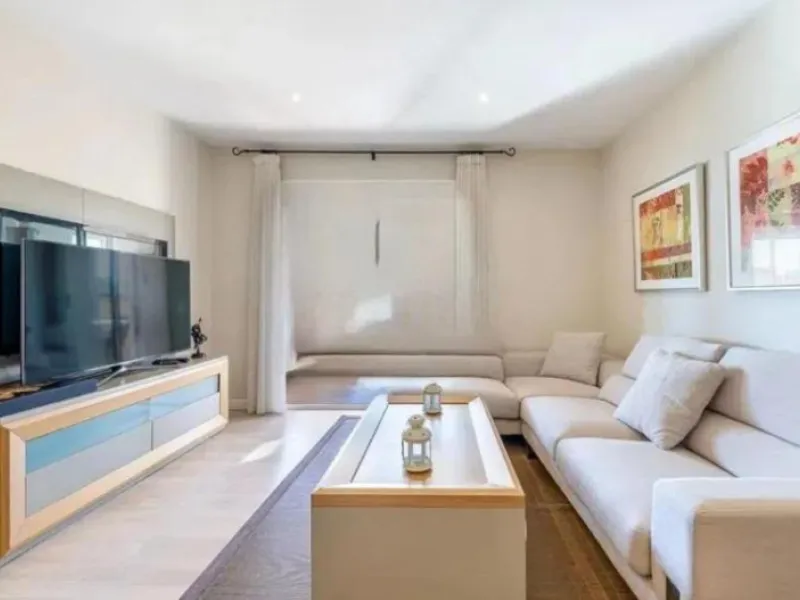 Direct sale from owner. We present this magnificent apartment located in one of the most sought-after areas of Arroyo de la Miel. Completely renovated and with an extension that maximizes space, it is a truly unique property.