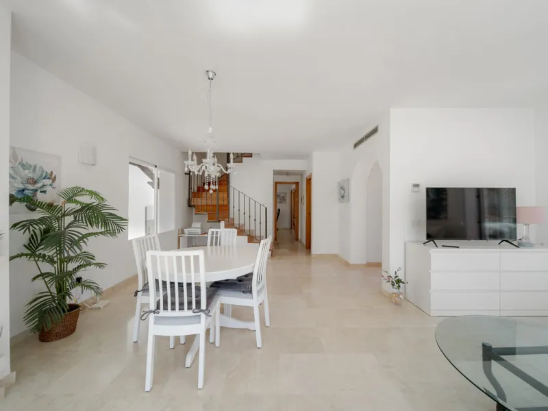 Apartment - Penthouse Duplex в продаже в Marbella, Málaga. В доме 3 спален и 4 ванных комнат. Площадь дома 216 м²
