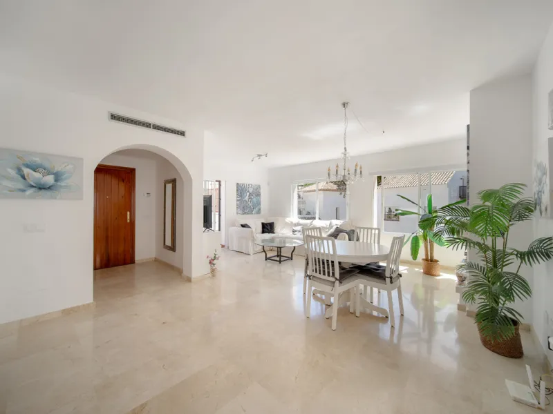 Apartment - Penthouse Duplex в продаже в Marbella, Málaga. В доме 3 спален и 4 ванных комнат. Площадь дома 216 м²