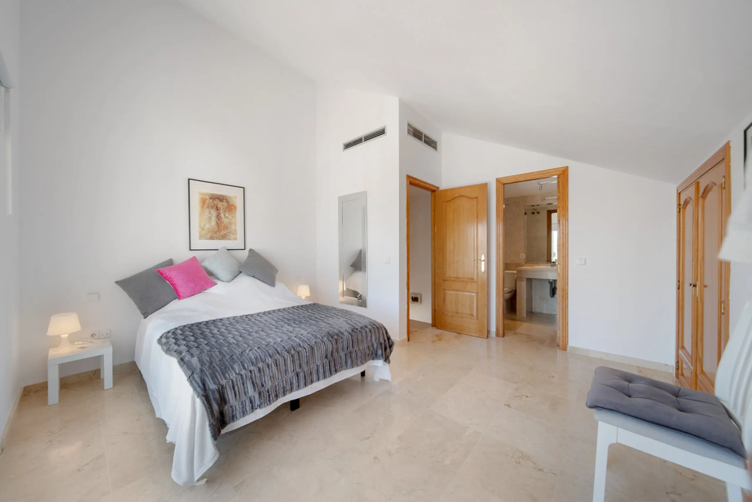 Apartment - Penthouse Duplex в продаже в Marbella, Málaga. В доме 3 спален и 4 ванных комнат. Площадь дома 216 м²