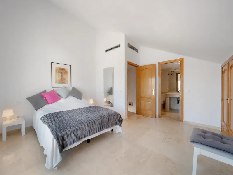 Apartment - Penthouse Duplex в продаже в Marbella, Málaga. В доме 3 спален и 4 ванных комнат. Площадь дома 216 м²