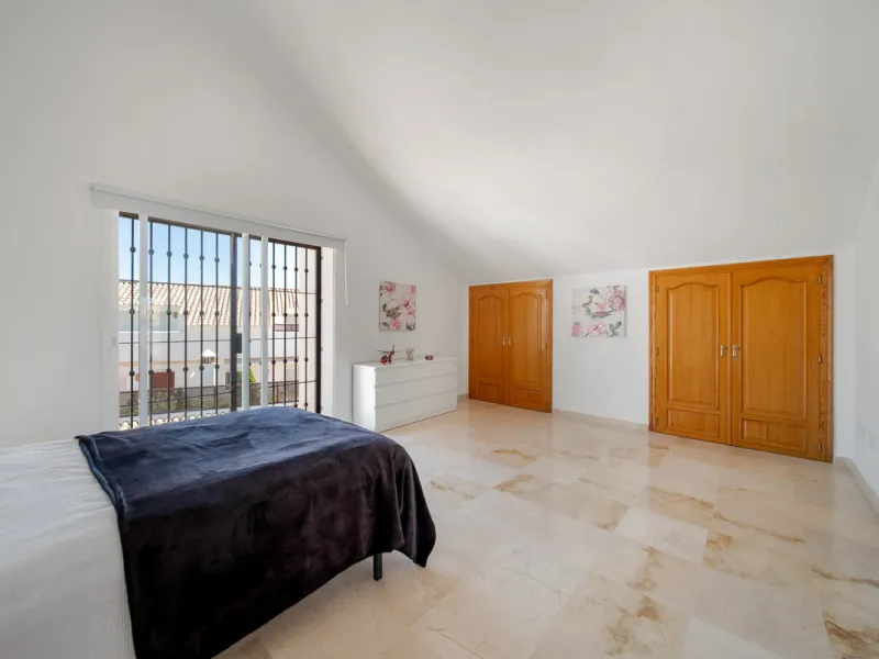 Apartment - Penthouse Duplex в продаже в Marbella, Málaga. В доме 3 спален и 4 ванных комнат. Площадь дома 216 м²