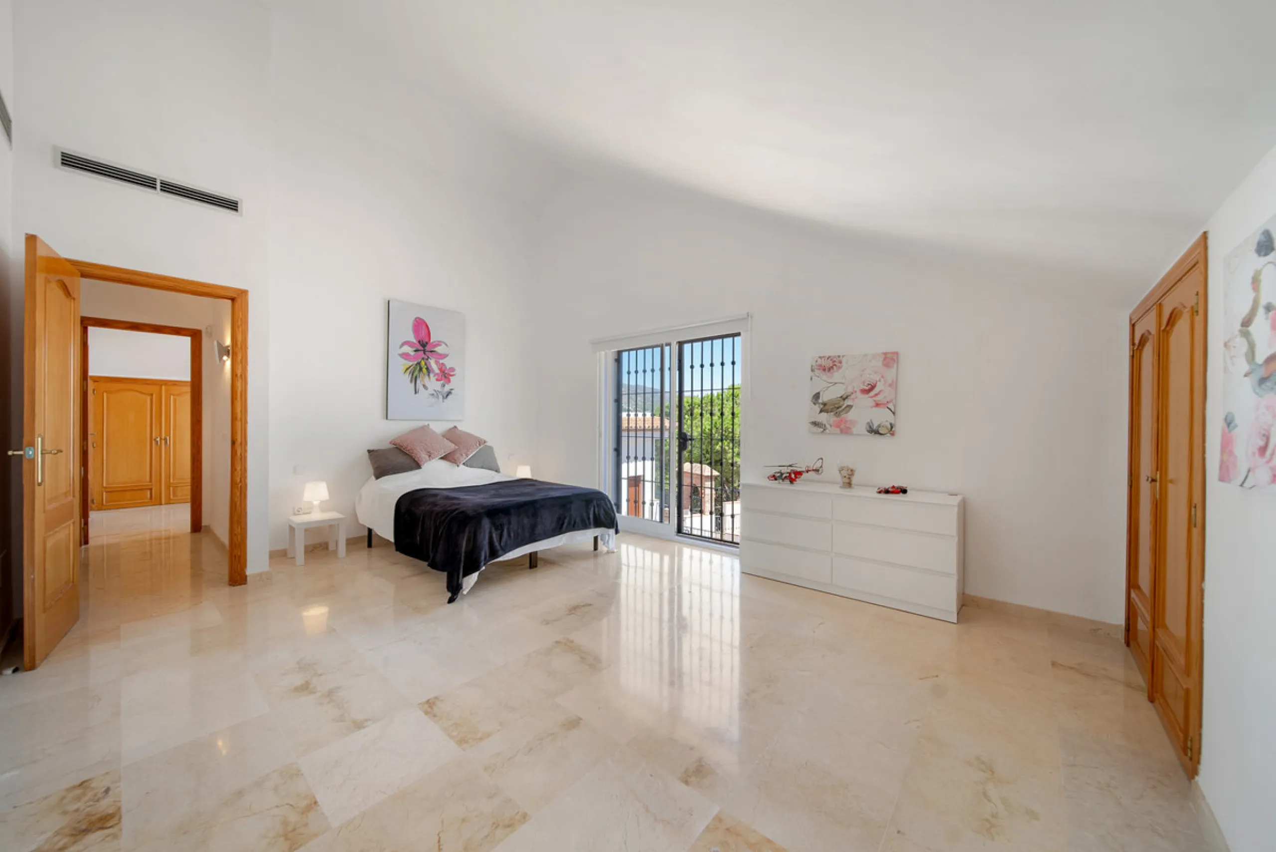 Apartment - Penthouse Duplex в продаже в Marbella, Málaga. В доме 3 спален и 4 ванных комнат. Площадь дома 216 м²