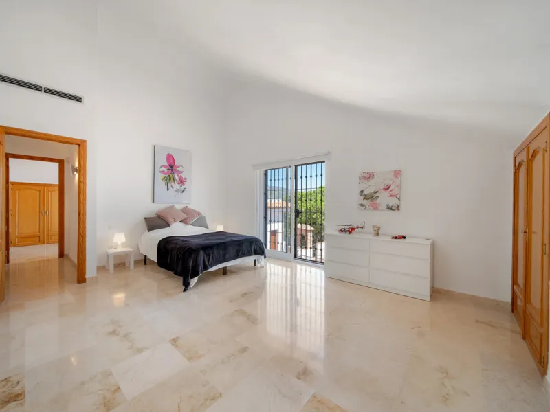 Apartment - Penthouse Duplex в продаже в Marbella, Málaga. В доме 3 спален и 4 ванных комнат. Площадь дома 216 м²