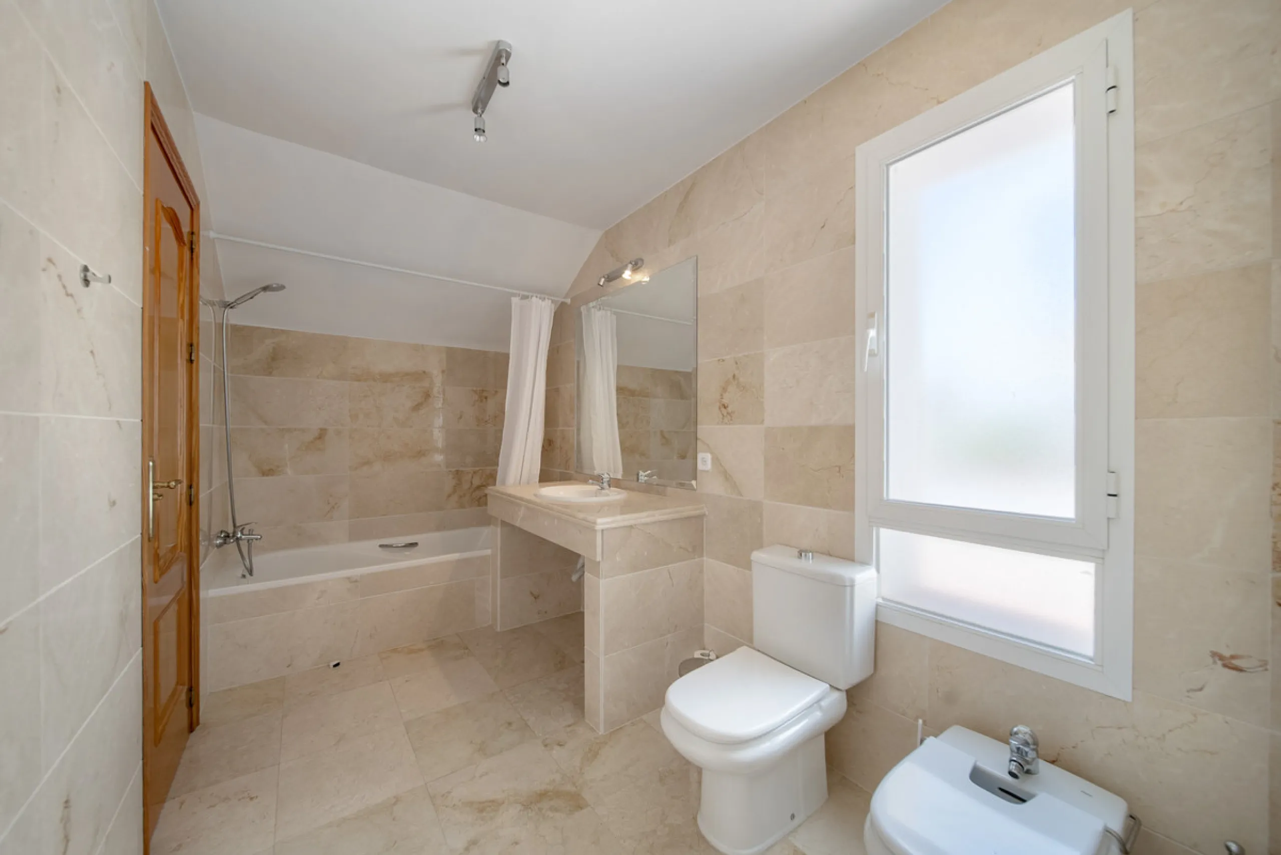 Apartment - Penthouse Duplex в продаже в Marbella, Málaga. В доме 3 спален и 4 ванных комнат. Площадь дома 216 м²