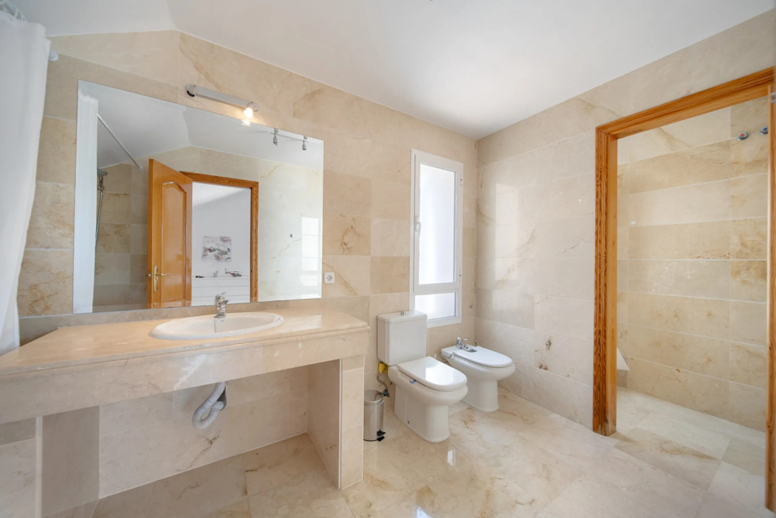 Apartment - Penthouse Duplex в продаже в Marbella, Málaga. В доме 3 спален и 4 ванных комнат. Площадь дома 216 м²